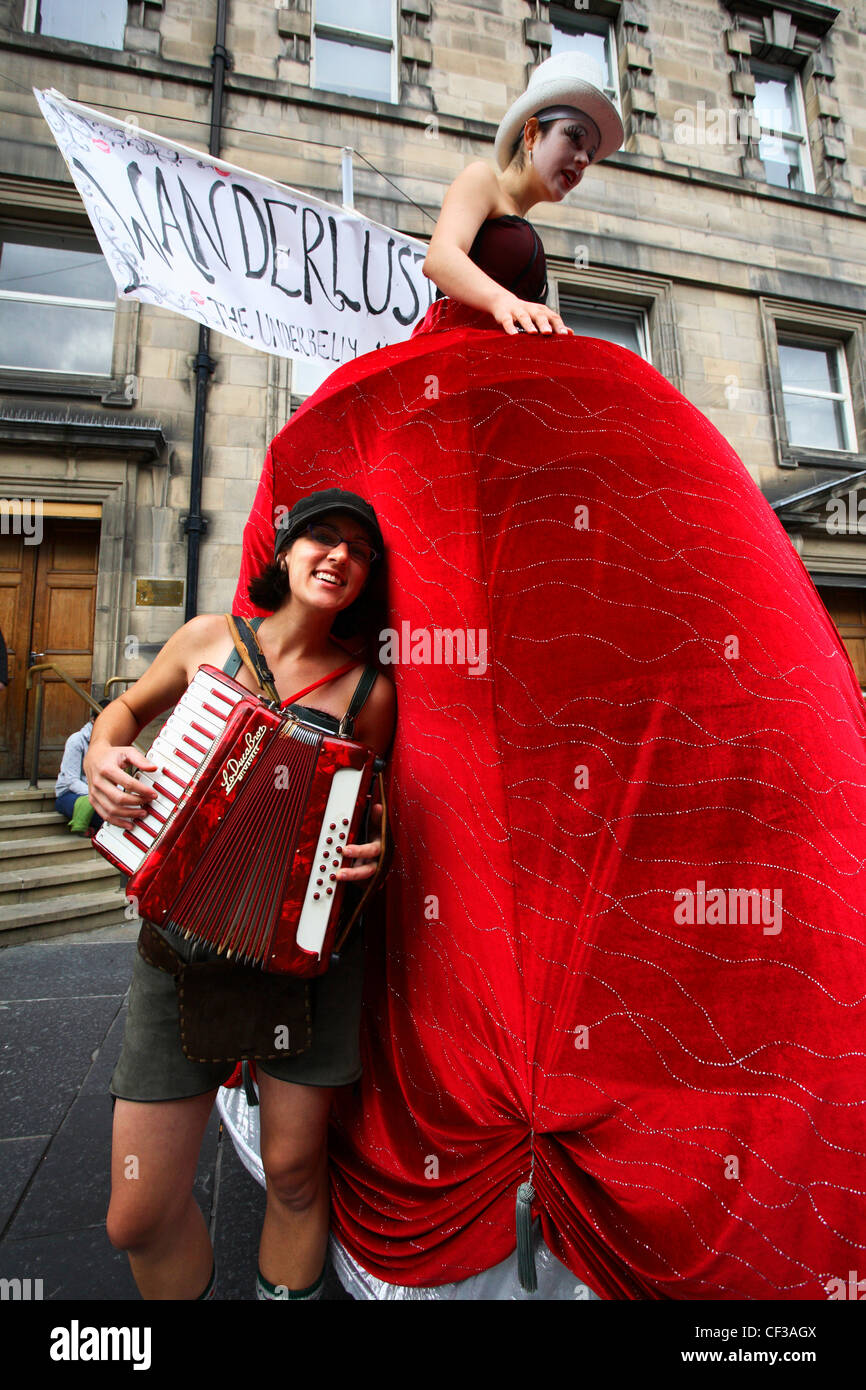 Gli artisti interpreti o esecutori che pubblicizzano il loro gioco nella Royal Mile nel centro storico di Edimburgo durante il Fringe Festival. Foto Stock