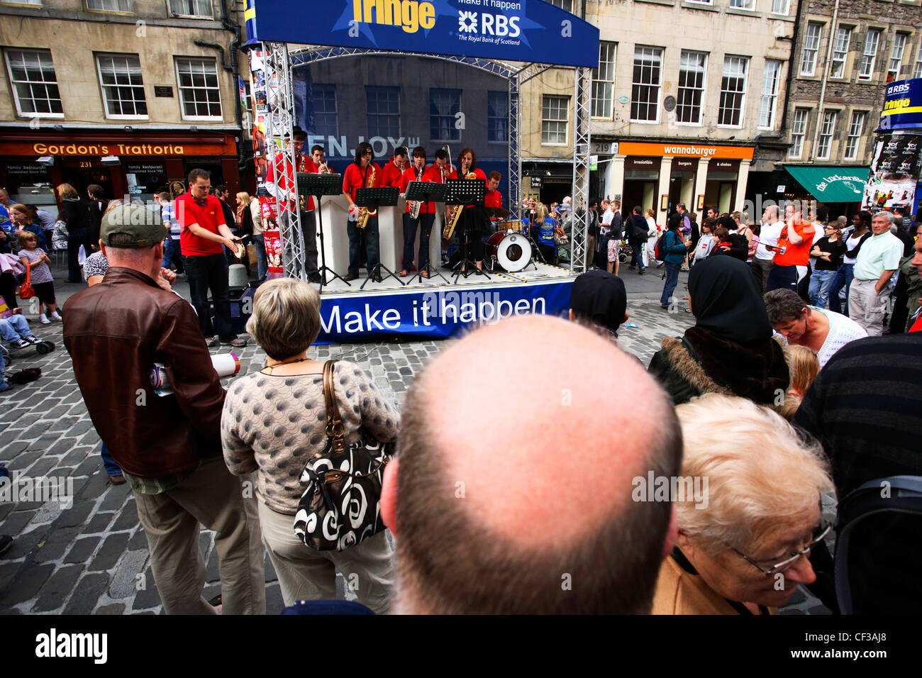 Fascia giocare nel Royal Mile nel centro storico di Edimburgo durante il Fringe Festival. Foto Stock