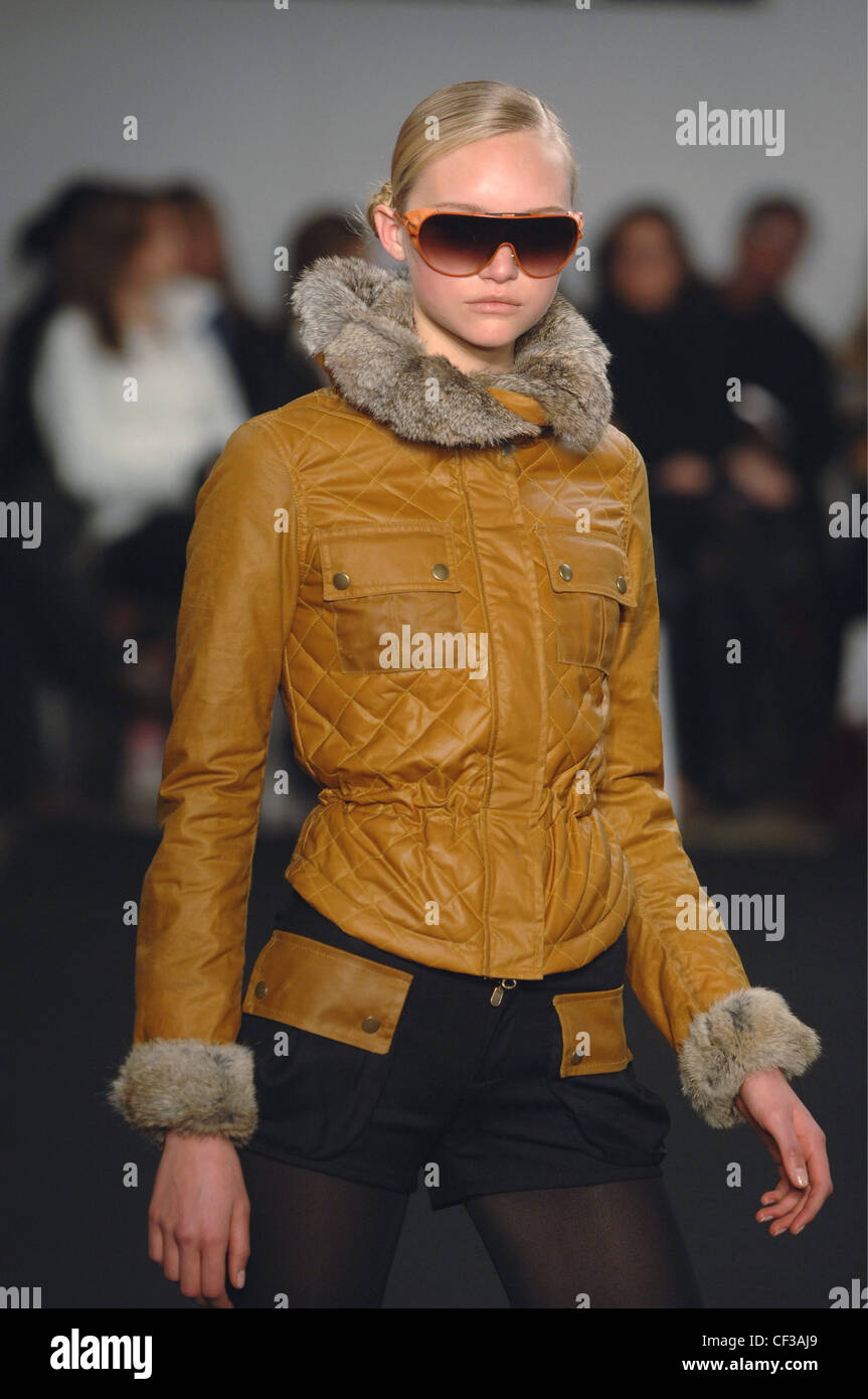 Belstaff pronto a indossare a Milano un modello W Gemma Ward dritti capelli  biondi off faccia giallo da indossare occhiali da sole incorniciato  trapuntato montato Foto stock - Alamy