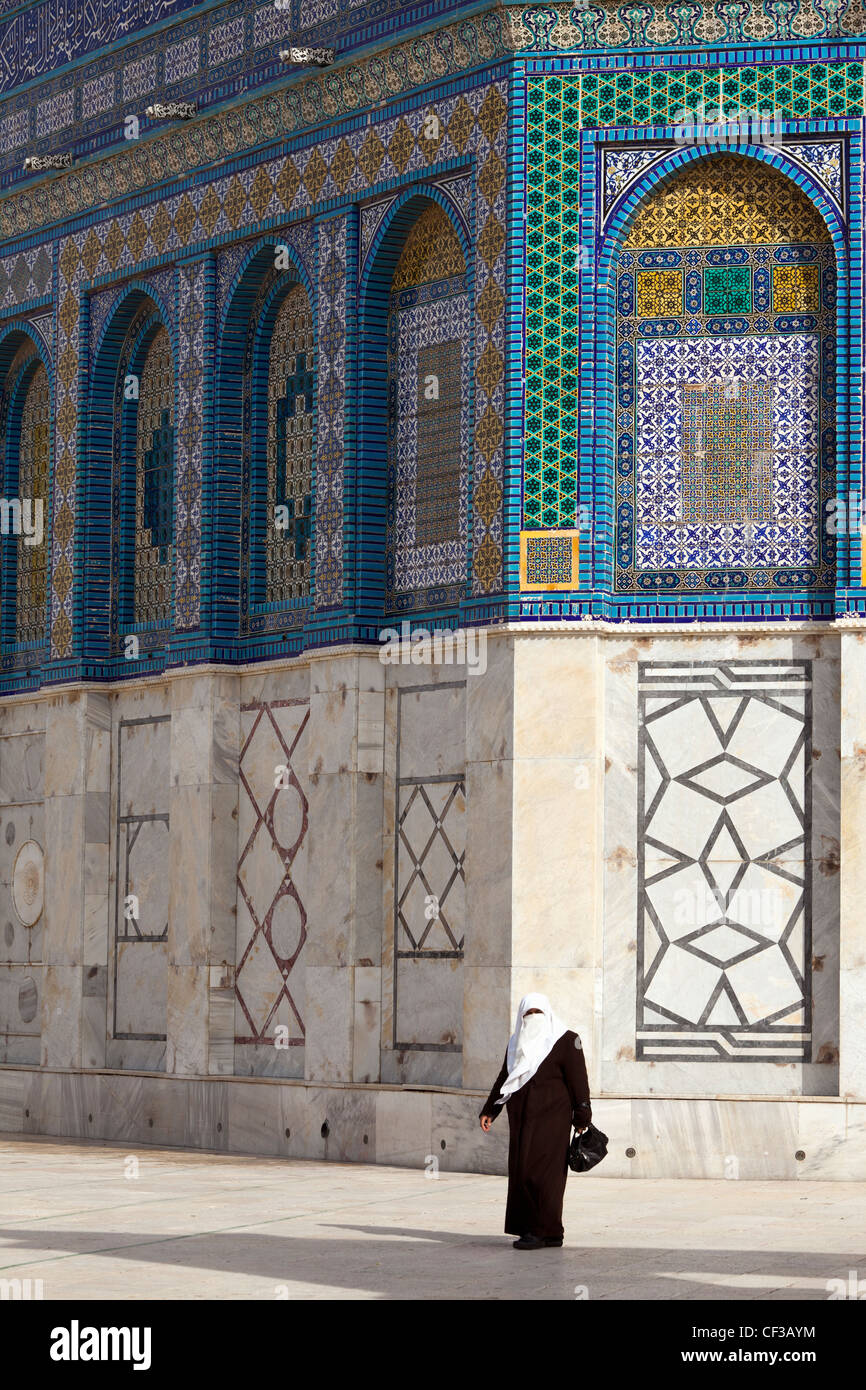 Israele, Gerusalemme, Cupola della Roccia moschea, donna musulmana vestiti in abiti tradizionali Foto Stock