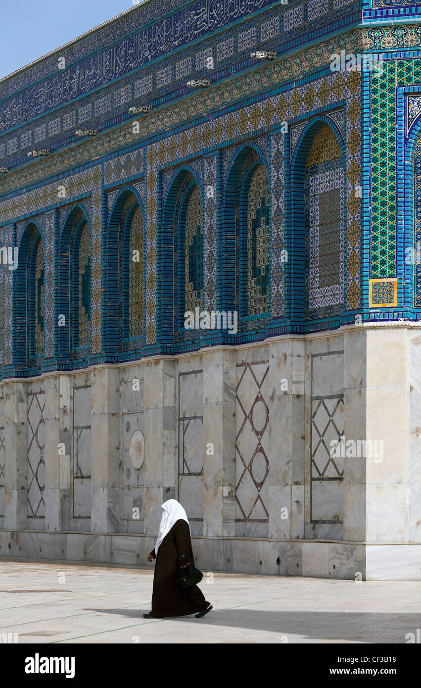 Israele, Gerusalemme, Cupola della Roccia moschea, donna musulmana vestiti in abiti tradizionali Foto Stock