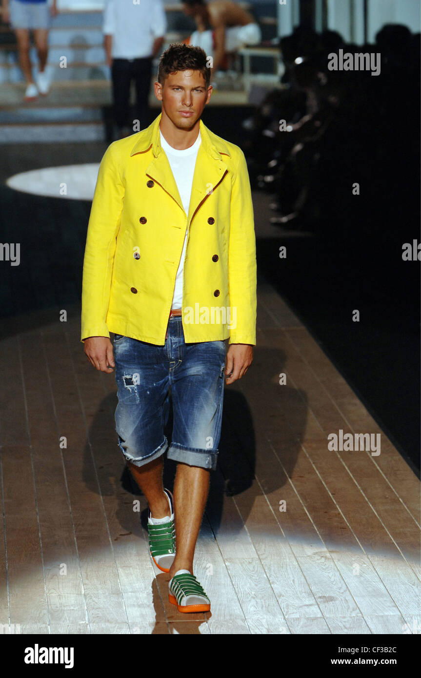 Dsquared Milano pronto a indossare abbigliamento Uomo Primavera Estate  Brunette maschio modello camminando sulla pista indossando un giallo doppio  petto Foto stock - Alamy