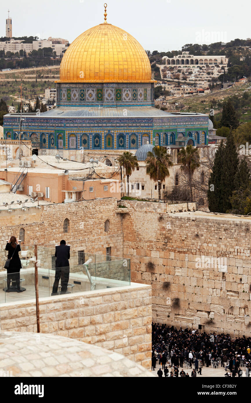 Israele,Gerusalemme,giovane a una panoramica della Cupola della Roccia e il Muro del Pianto al crepuscolo Foto Stock
