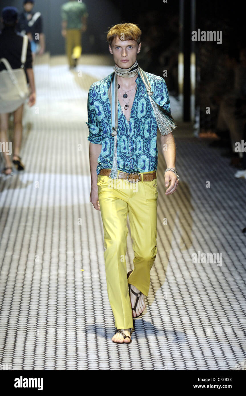 Gucci Milano pronto a indossare abbigliamento Uomo Primavera Estate bionda  modello maschile a piedi giù per la pista di colore giallo che indossa  pantaloni da verde a blu Foto stock - Alamy