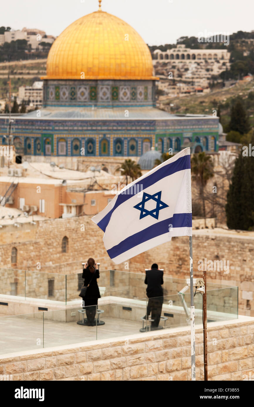 Israele,Gerusalemme,giovane a una panoramica della Cupola della roccia e il muro del pianto Foto Stock