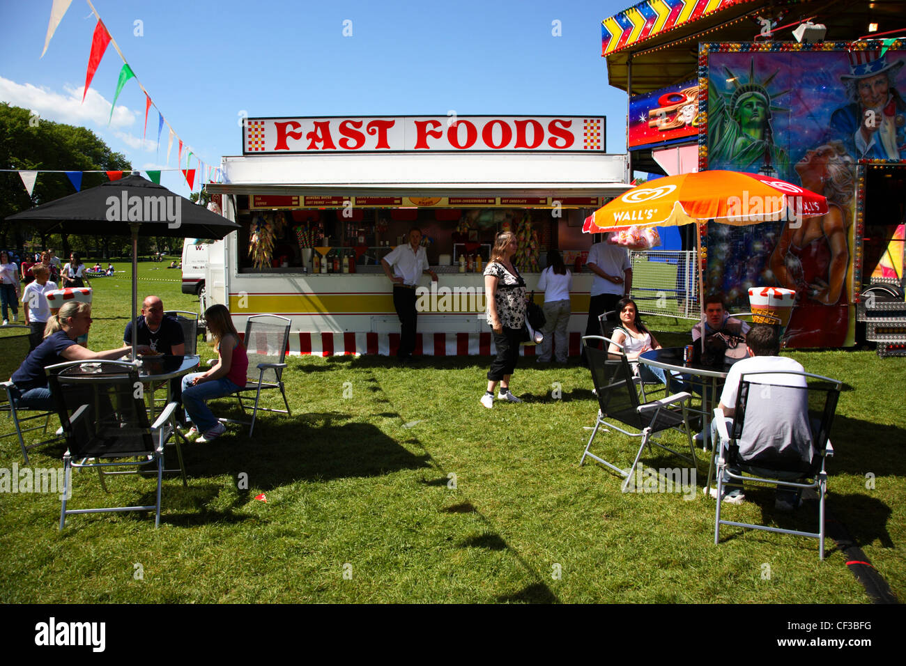 Un fast food rimorchio in una fiera del divertimento al parco Prato a Edimburgo. Foto Stock