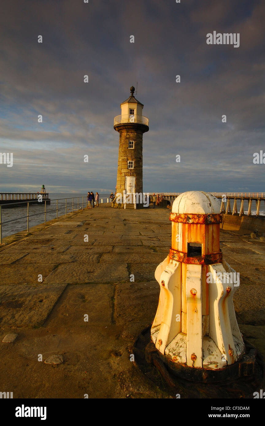 Whitby Pier presi nel tardo pomeriggio come il sole scende. Foto Stock