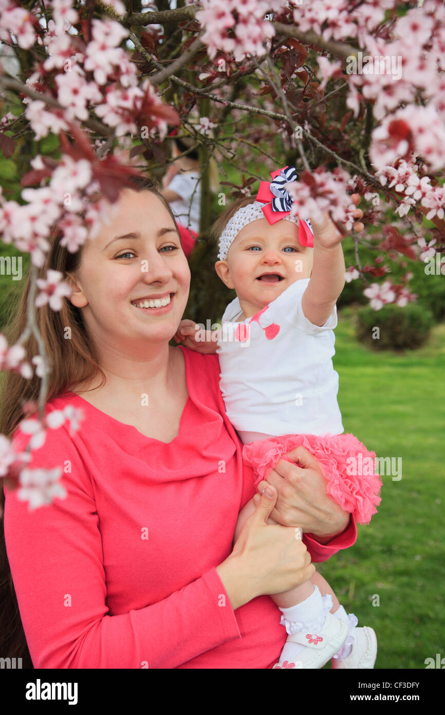 Donna che mantiene la sua figlia nel Parco in primavera; Portland Oregon Foto Stock