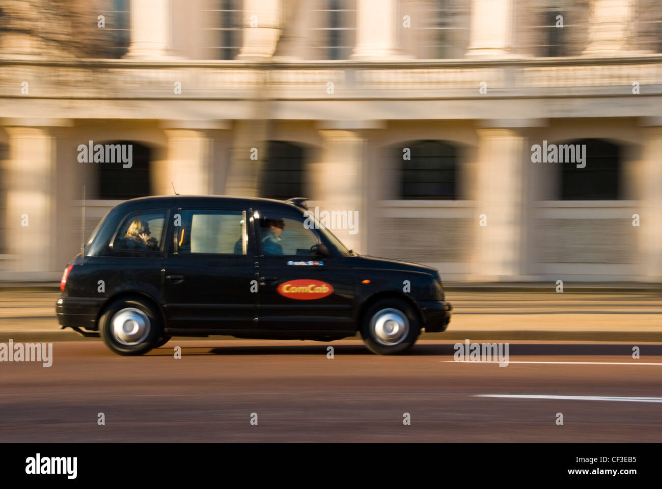 Un tradizionali taxi neri su una strada di Londra. Foto Stock