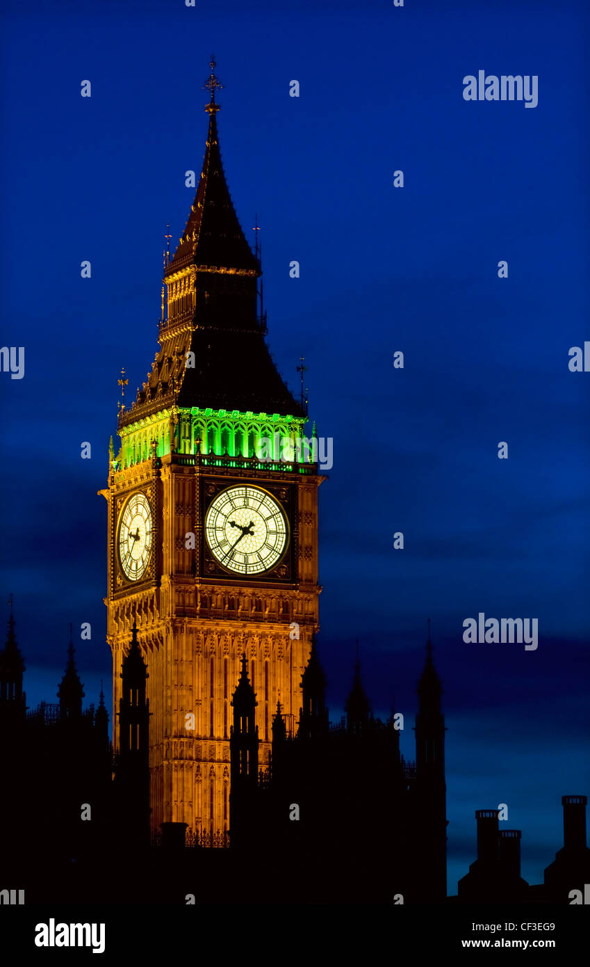 Una vista notturna di un illuminato il Big Ben. Foto Stock