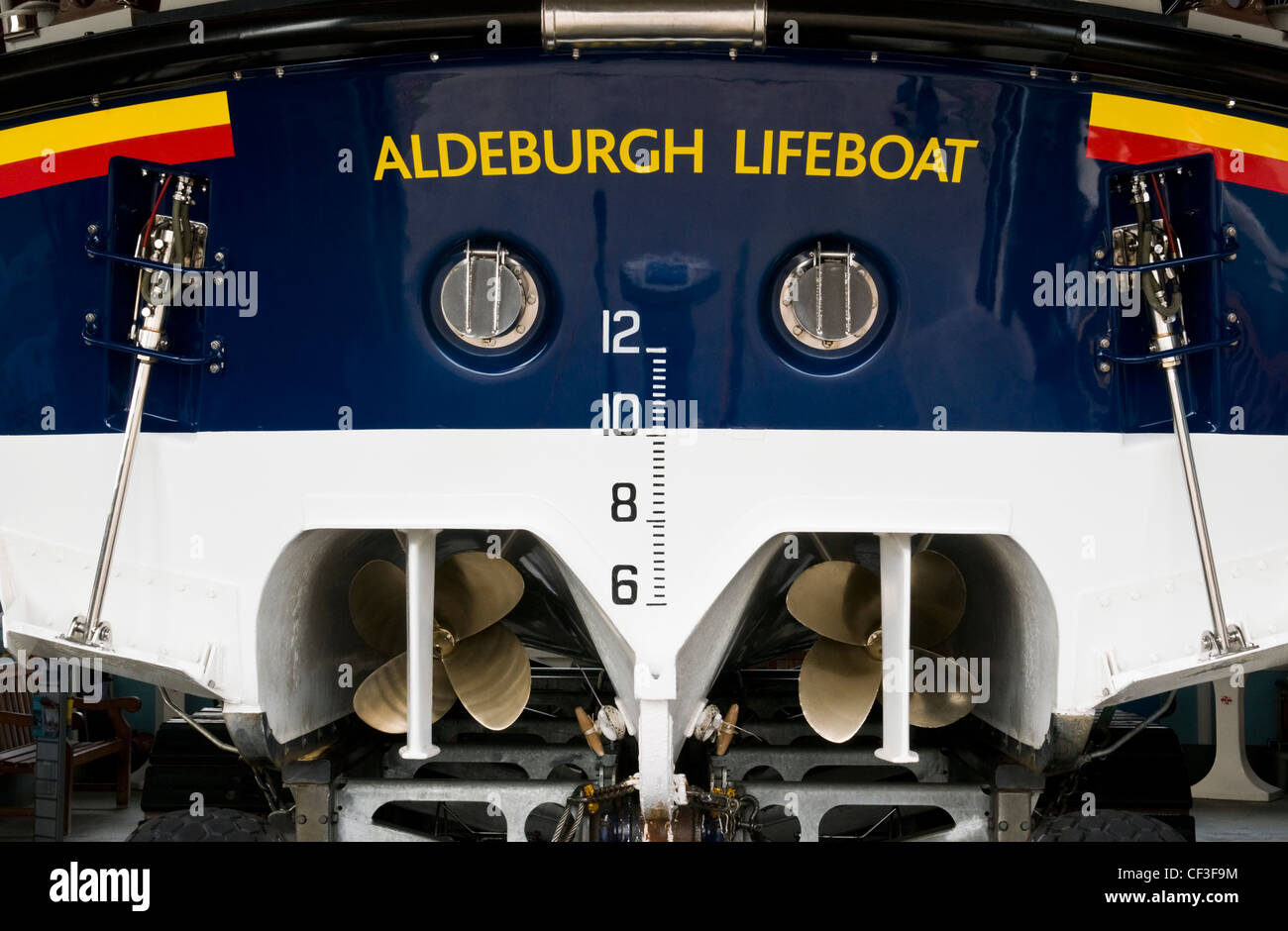 Una chiusura del retro di un Aldeburgh scialuppa di salvataggio sulla spiaggia. Foto Stock