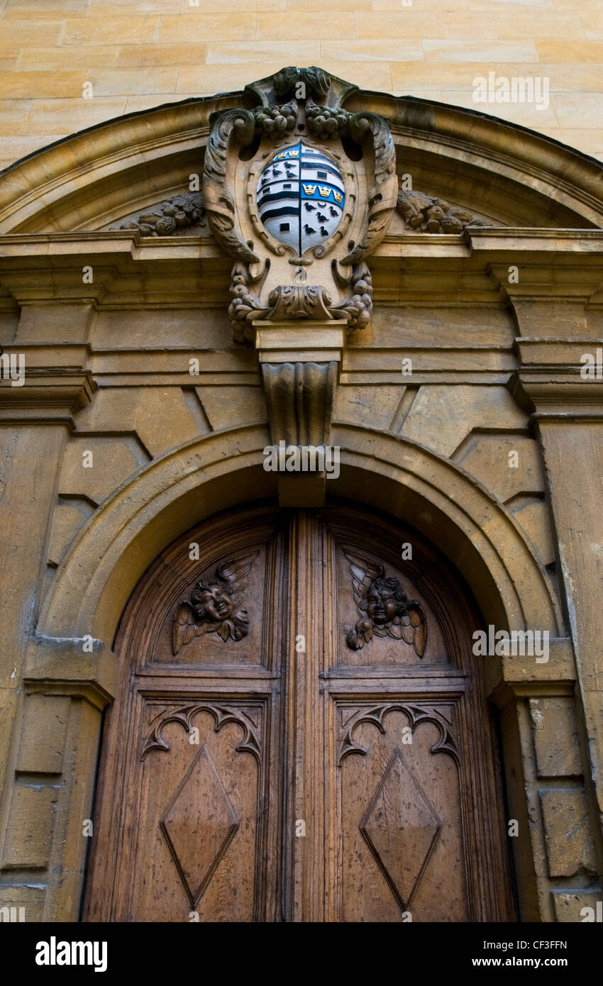 In prossimità di una porta di legno presso la biblioteca Bodleian Library in Oxford. Foto Stock