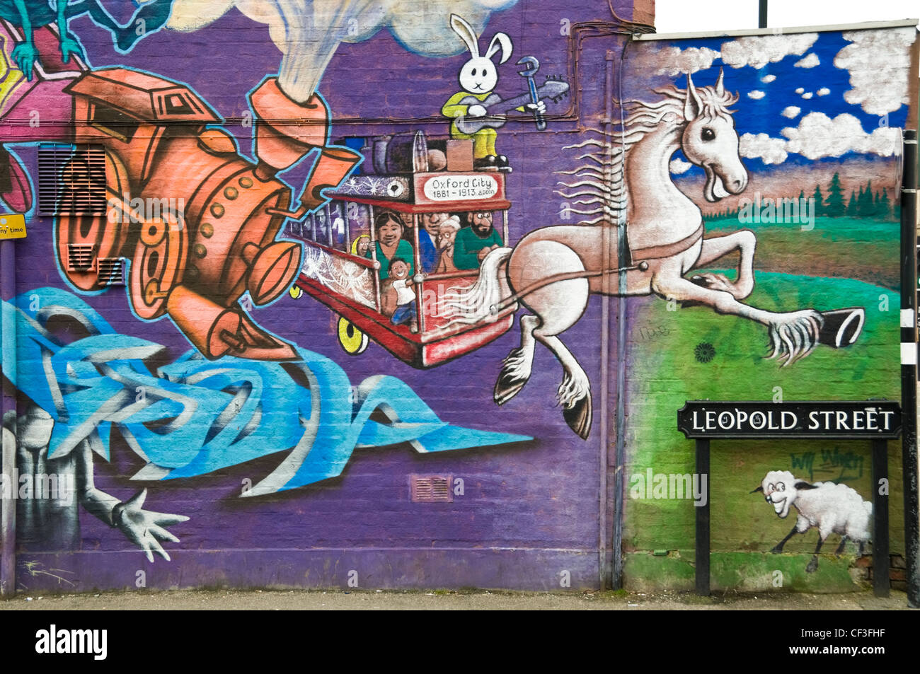 Coloratissimo graffito sul lato di una casa fuori il Cowley Road in Oxford. Foto Stock