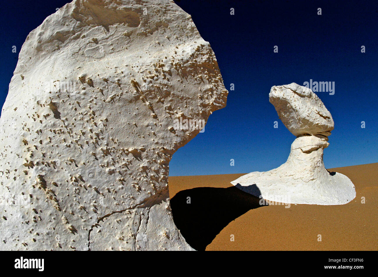 Le formazioni rocciose nella zona orientale del deserto del Sahara occidentale (deserto Egitto) Foto Stock