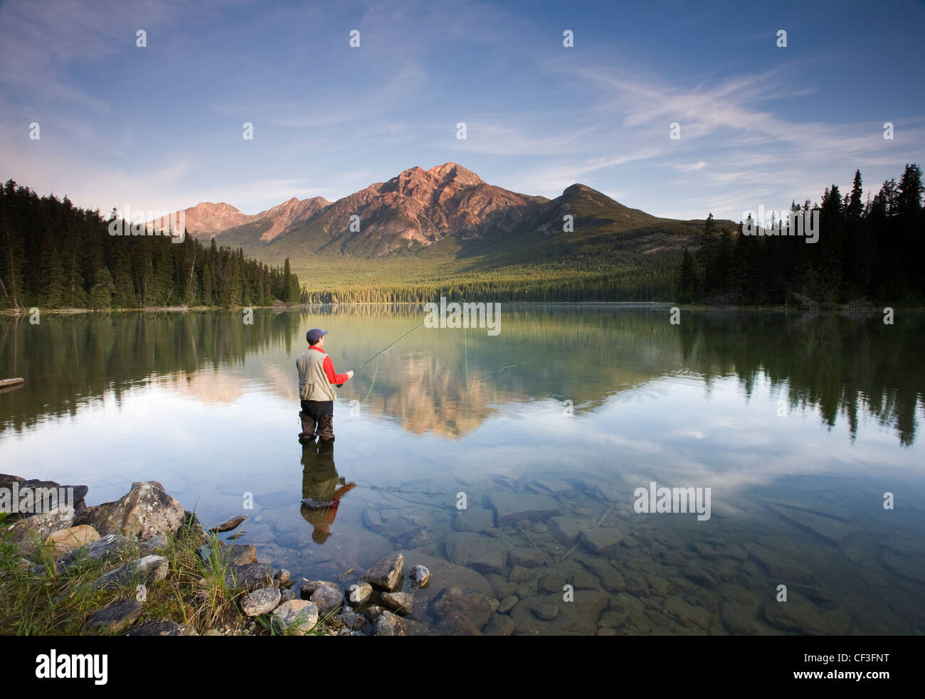 Medio maschile in età di Pesca a Mosca Report di Pesca in Lago Piramide, il Parco Nazionale di Jasper, Alberta, Canada Foto Stock