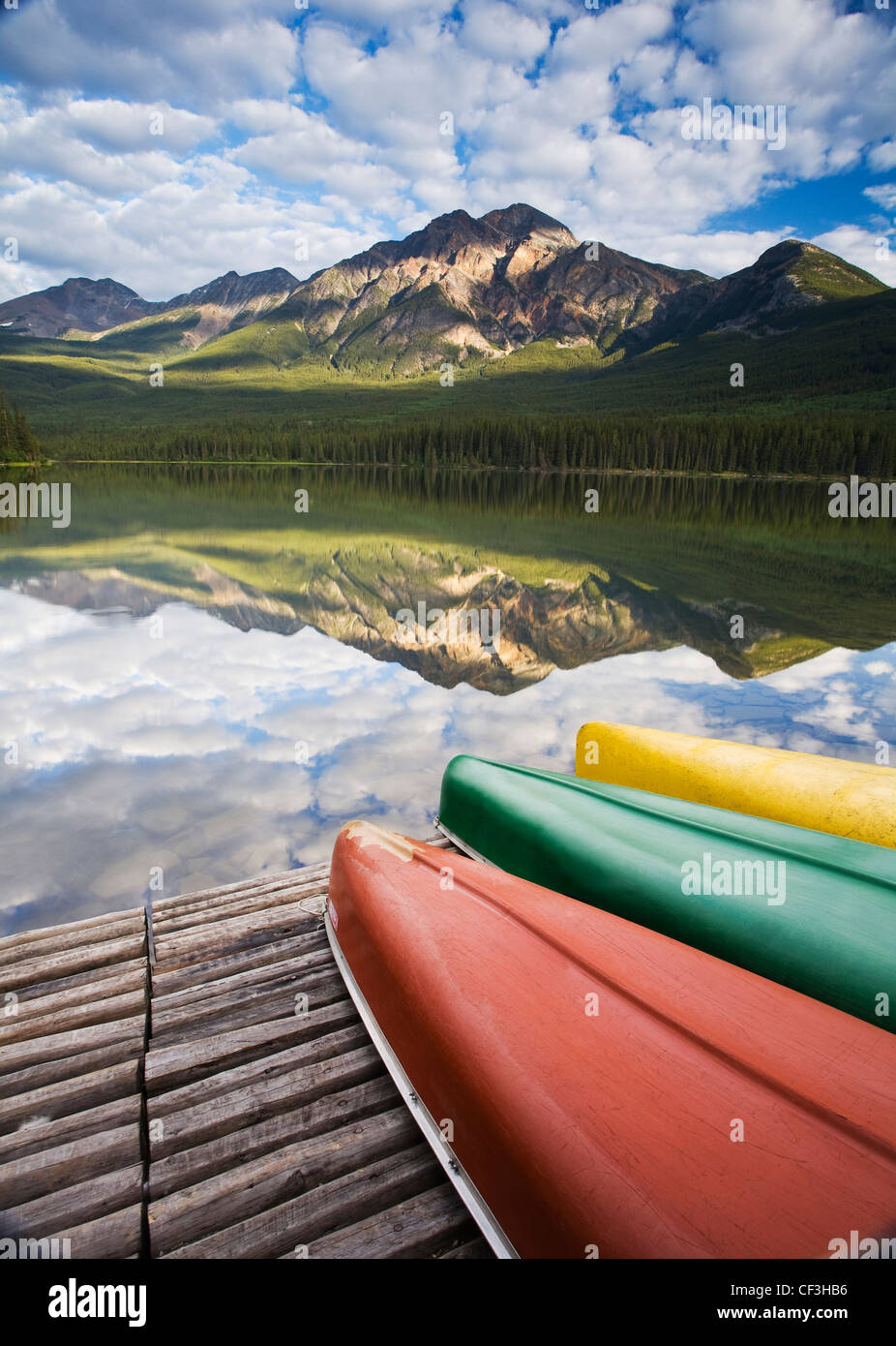 Tre canoe sul dock a Lago Piramide, il Parco Nazionale di Jasper, Alberta, Canada. Foto Stock