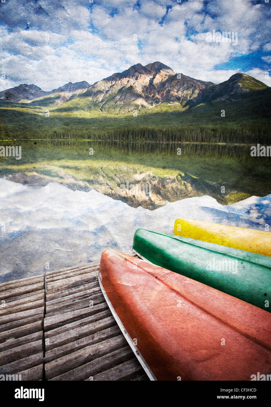Tre canoe sul dock a Lago Piramide, il Parco Nazionale di Jasper, Alberta, Canada (texture overlay). Foto Stock