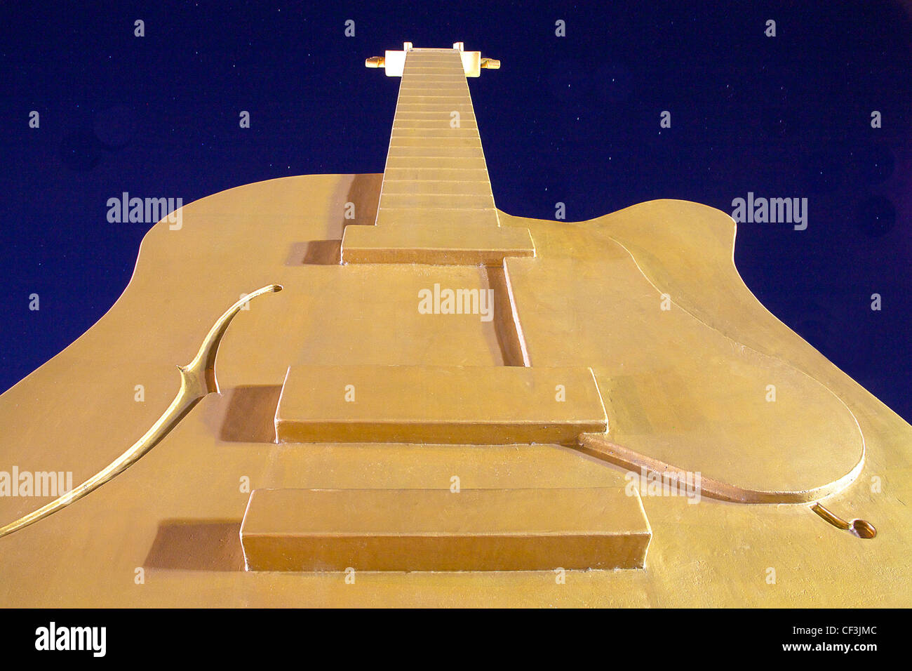 Golden guitar di notte Foto Stock