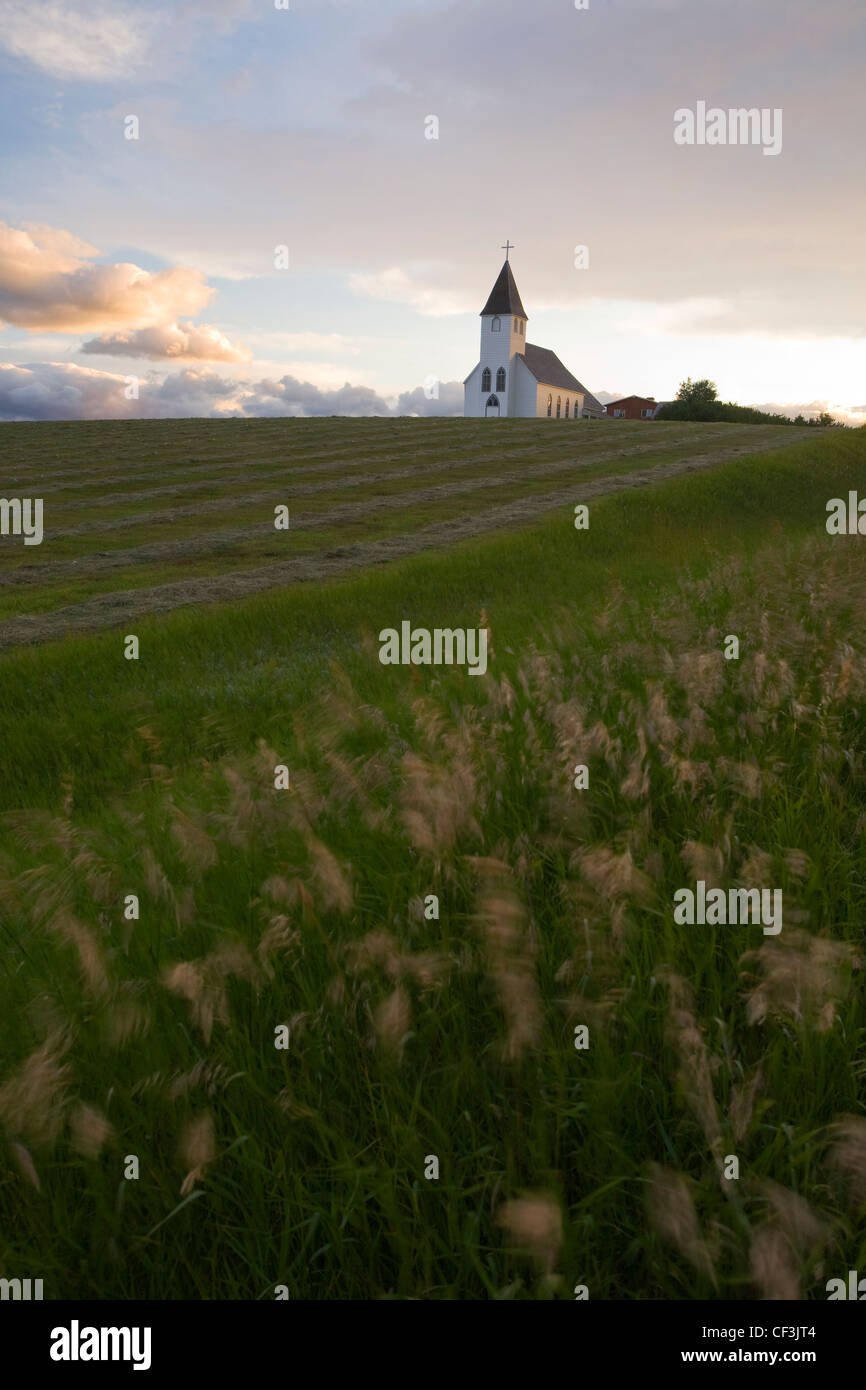 Tramonto sul campo di fieno e chiesa di Santa Maria in prossimità del rullo di estrazione Creek Foto Stock