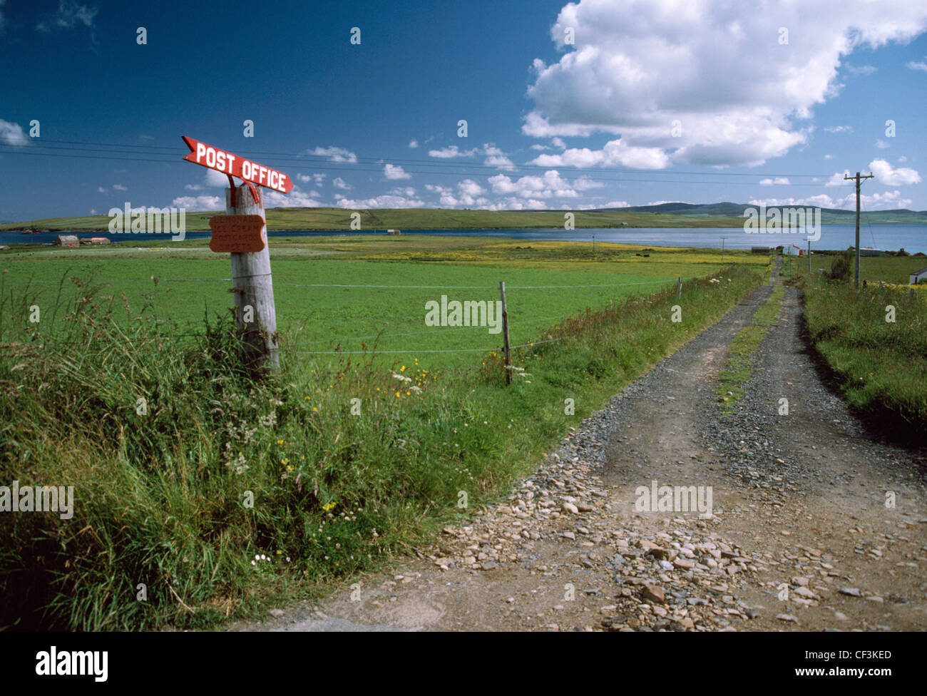 Segno accanto alla B9049, a NE di Hoy, con la punta rivolta verso il basso la traccia Garson post office accanto a Burra suono, con Graemsay isola Foto Stock