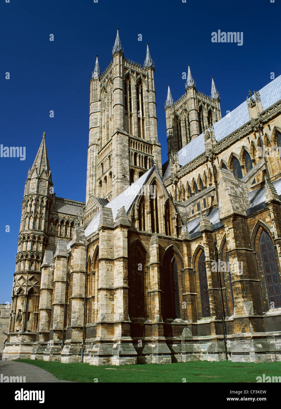 L'estremità occidentale della Cattedrale di Lincoln che mostra parte dell'esterno dei primi inglese navata gotica e la perpendicolare torri Foto Stock