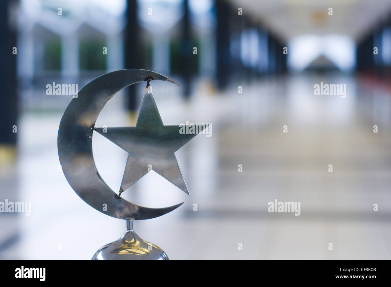 Stella e simbolo di mezzaluna in moschea nazionale della Malesia. Foto Stock