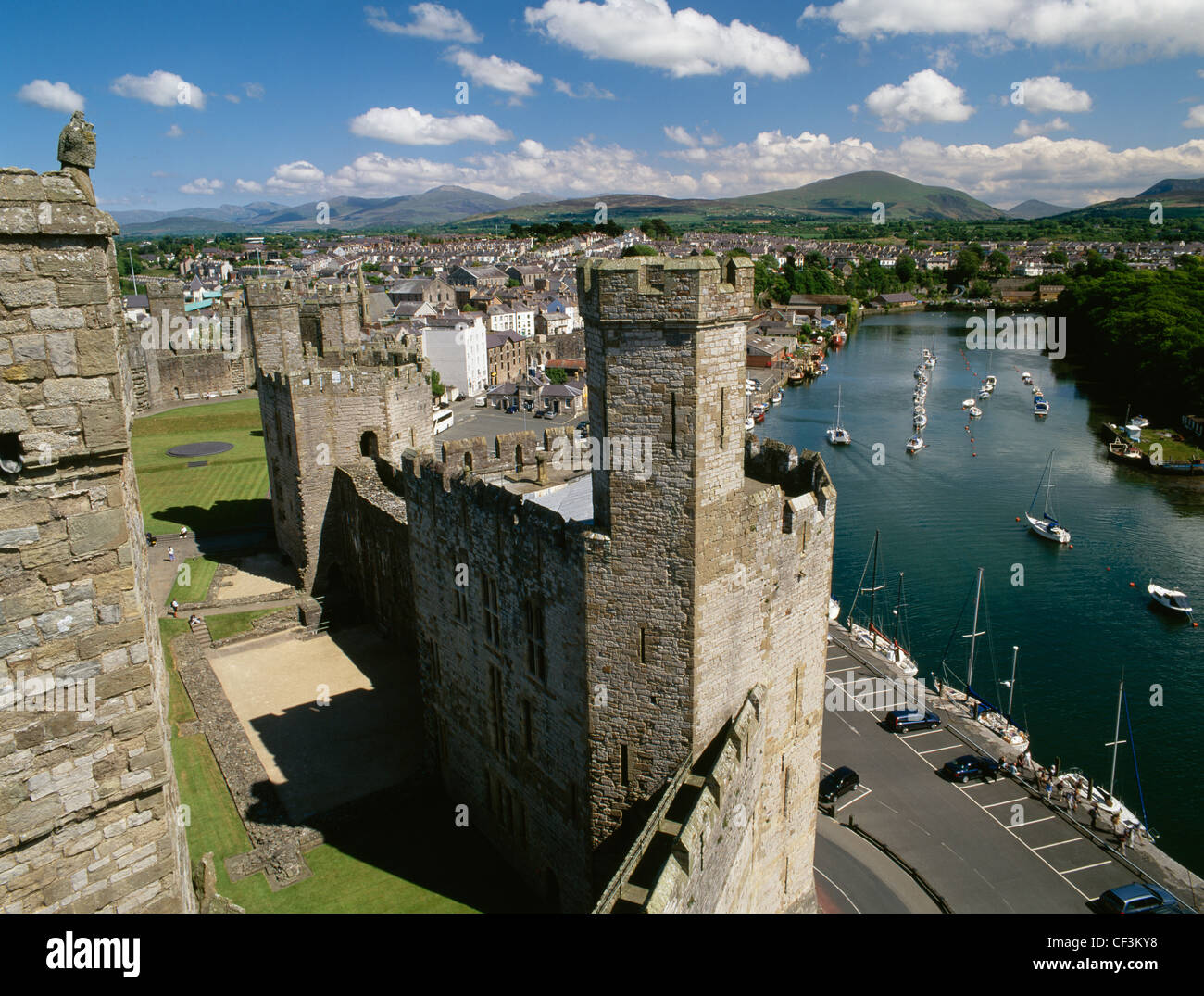 Cercando se dalla Torre Aquila di Caernarfon Castle oltre il Queen's Tower, Ardesia Quay e il fiume (Afon) Seiont verso Moel Foto Stock