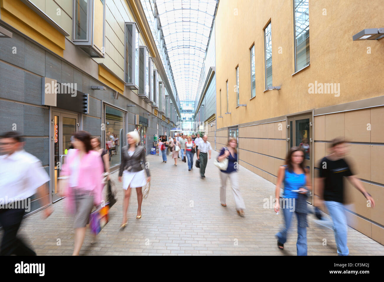 Persone sfocate andando su strada Foto Stock