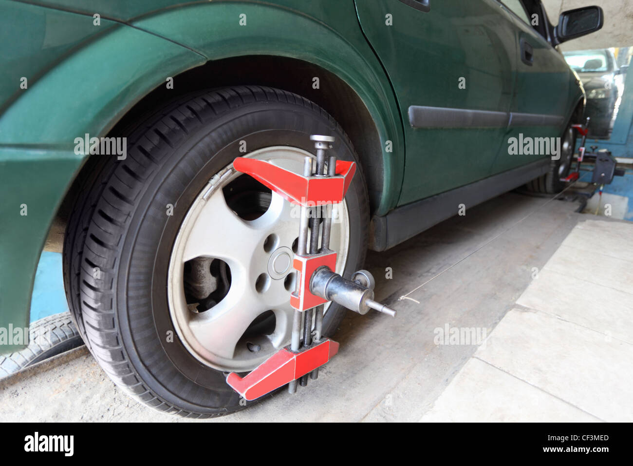Verde auto sulla riparazione in auto-centro di cura Foto Stock