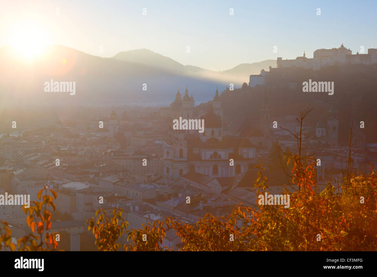 Sunrise autunno città vecchia Salisburgo in Austria Foto Stock