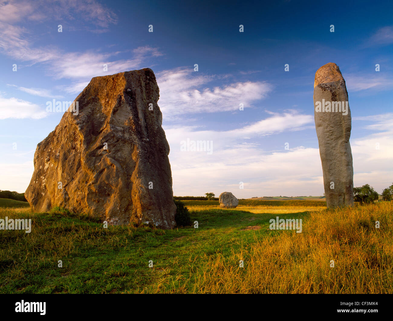 Avebury Village si trova all' interno di un massiccio del Neolitico complesso rituale circondato da un cerchio di pietra contenuta dal fosso e banca di un Foto Stock