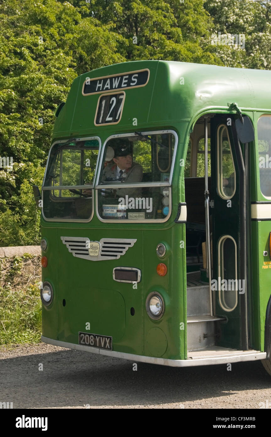 Un classico vecchio autobus verde in attesa di passeggeri al di fuori di Leeming Bar stazione sul Wensleydale Railway, vicino a Bedale. Foto Stock