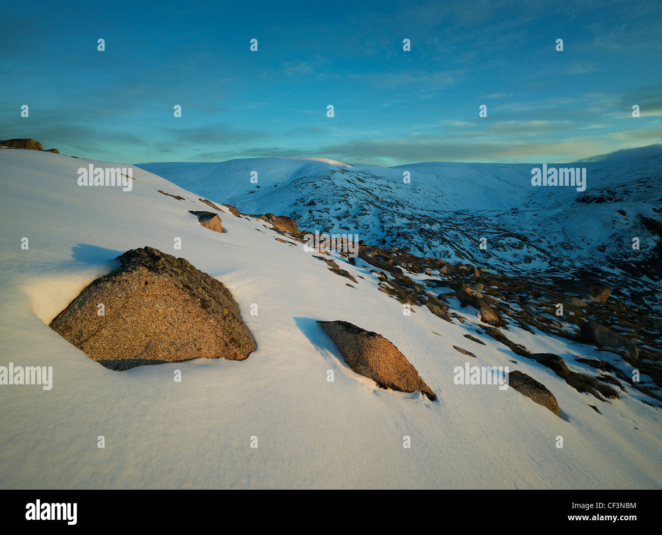 Punteggiato di massi di granito affondato nella prima neve, Kosciuszko National Park NSW Australia Foto Stock