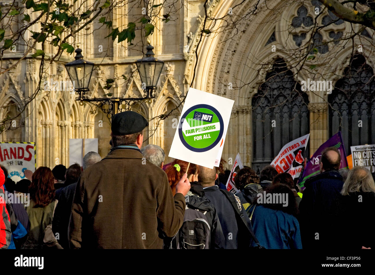 I lavoratori del settore pubblico la dimostrazione contro le riforme dei sistemi pensionistici al di fuori della cattedrale di York Minster. Foto Stock