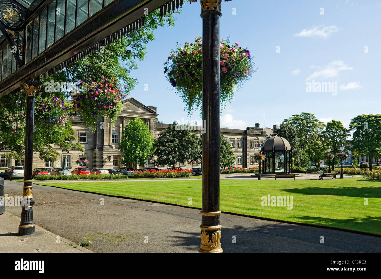 Il padiglione del Festival al di fuori del municipio e uffici del Consiglio sulla Crescent Road a Harrogate. Foto Stock