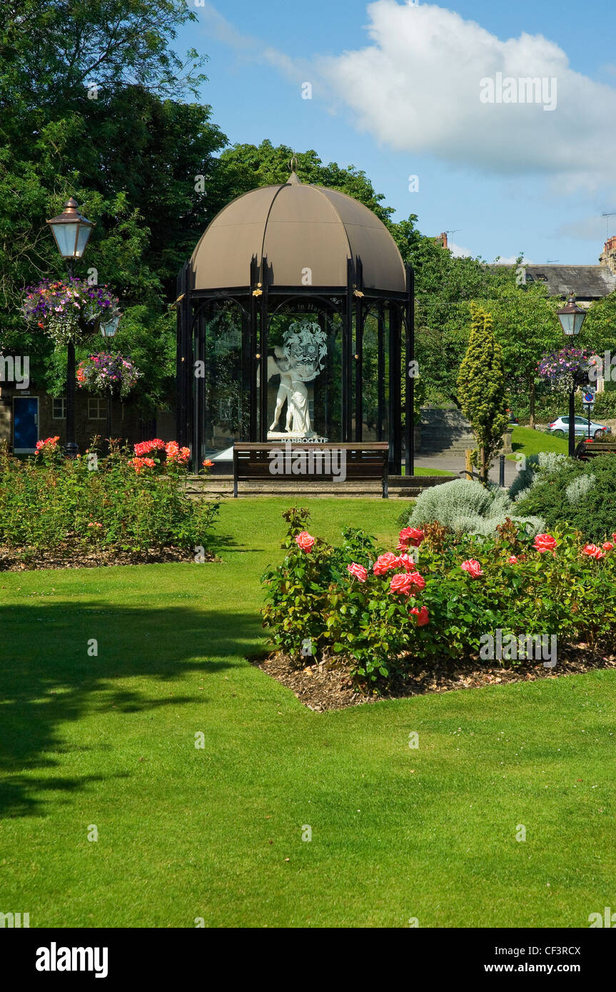 Il Festival Pavillion e giardini di fiori sulla Crescent Road a Harrogate. Foto Stock