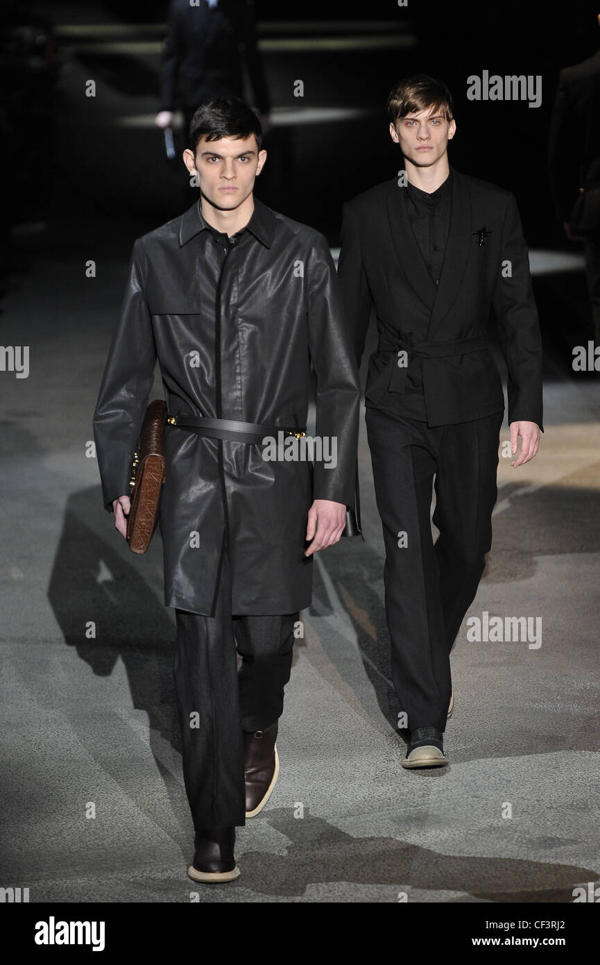 Louis Vuitton Paris pronto a indossare abbigliamento Uomo Autunno Inverno  2011 2012 Foto stock - Alamy