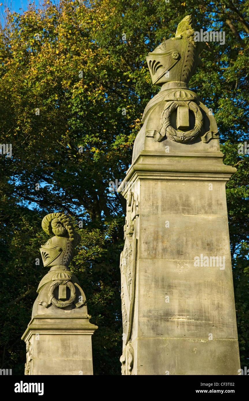 Due dei quattro colonnine dotate di un cavaliere del casco con uno scudo araldico e spada alla base del settimo Earl's Monument ( Foto Stock