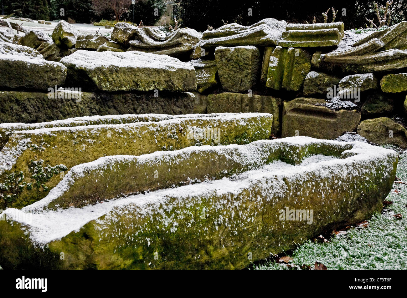 Pietra romana bare coperte di neve nella torre Multangular nel Yorkshire Museo Giardini. Foto Stock