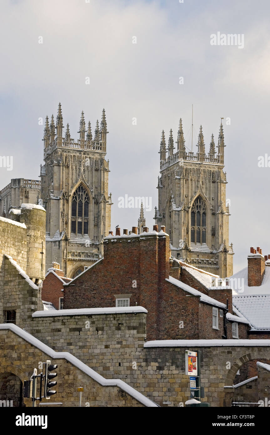 Ad ovest le torri della cattedrale di York Minster e Bootham Bar winter. Foto Stock