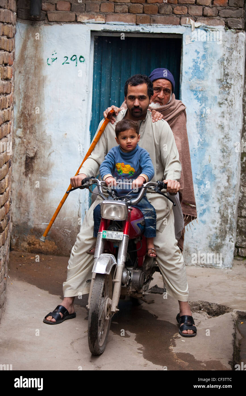 Famiglia su un motociclo, Islamabad, Pakistan Foto Stock