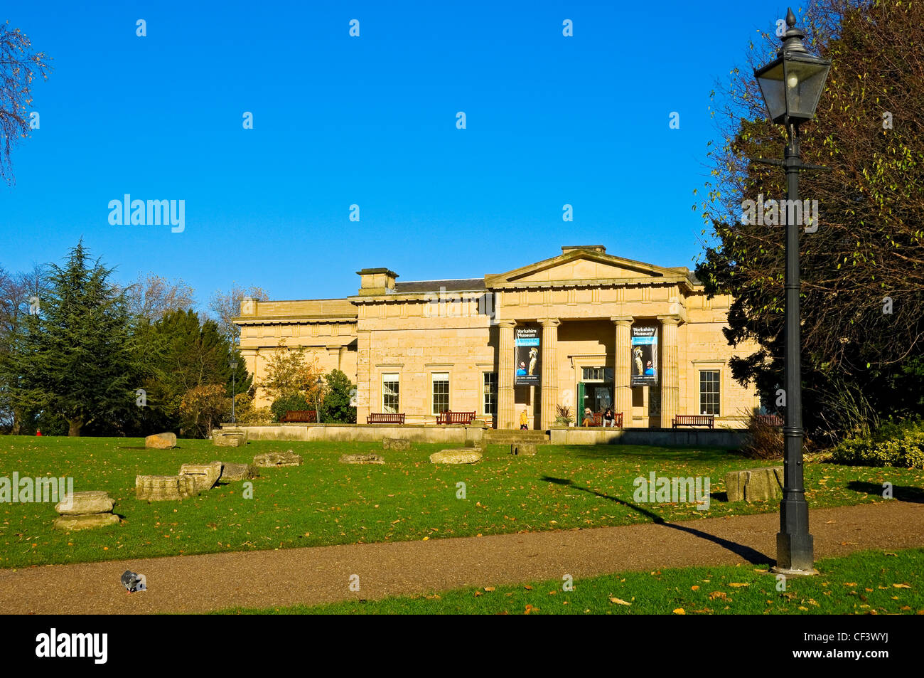 Museo dello Yorkshire e giardini. Il museo è ospitato in un edificio in stile georgiano ed è stato uno dei primi appositamente costruito musei nel Foto Stock