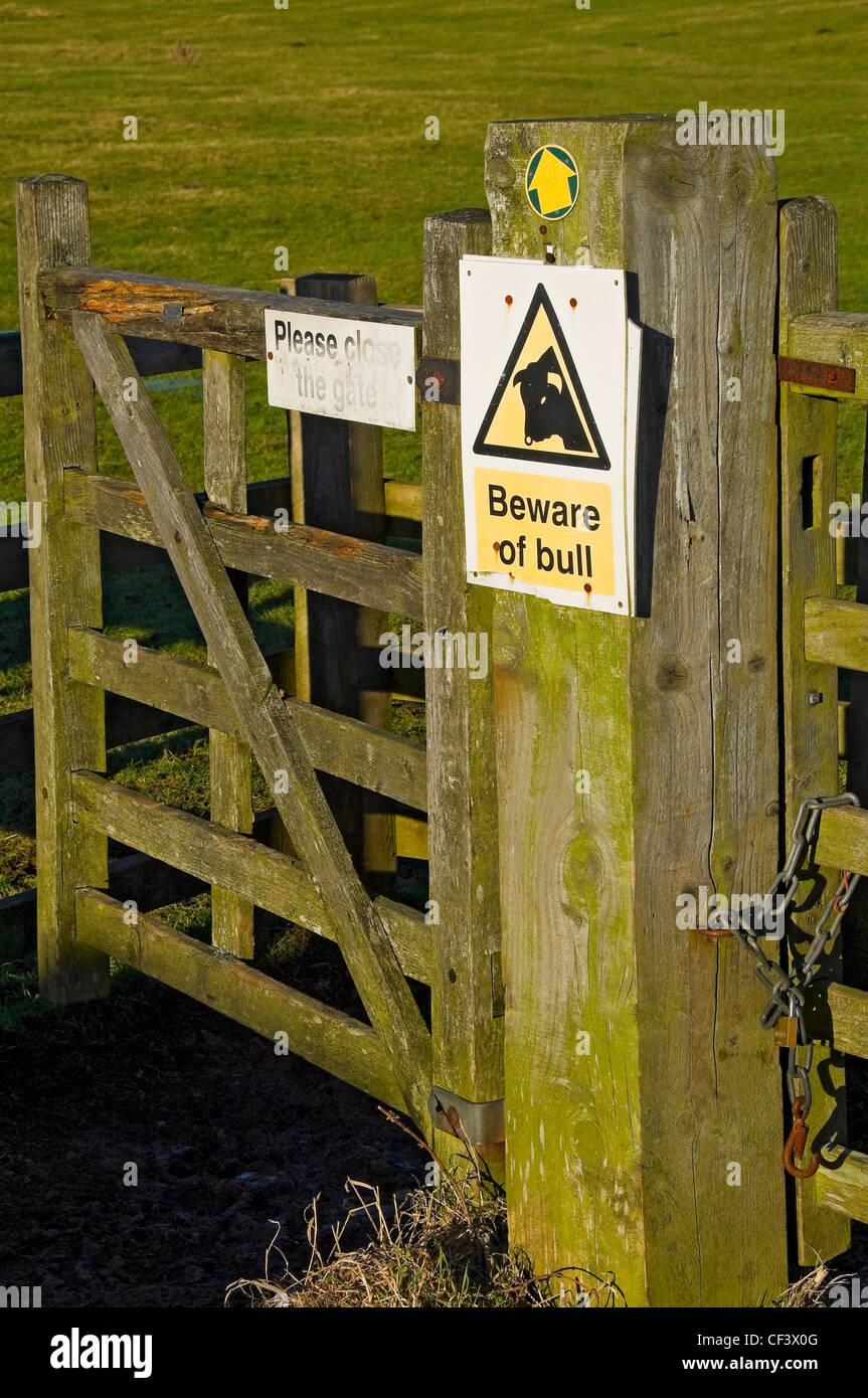 Attenzione di bull segno su un cancello in legno. Foto Stock