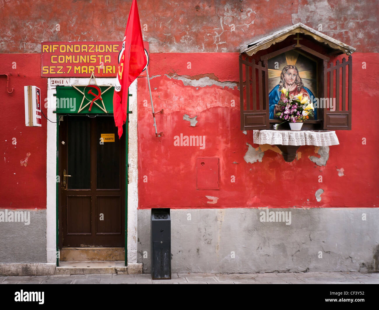 Altare di strada sulla parete del partito comunista italiano ufficio nel quartiere di Castello - Venezia, Venezia, Italia e Europa Foto Stock