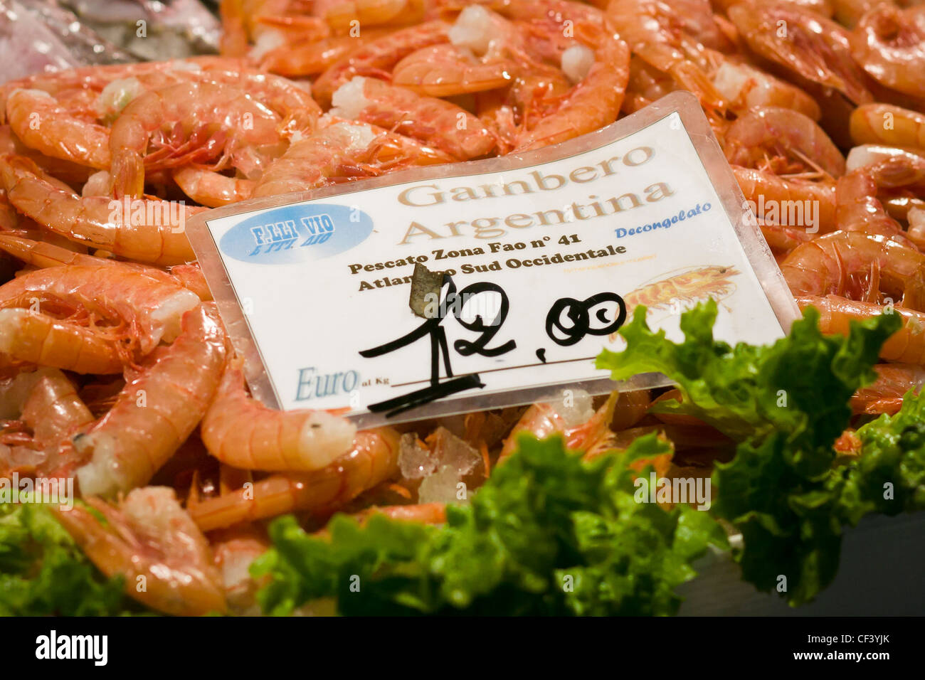 Gamberetti in vendita presso il Ponte di Rialto Mercato del pesce - Venezia, Venezia, Italia e Europa Foto Stock