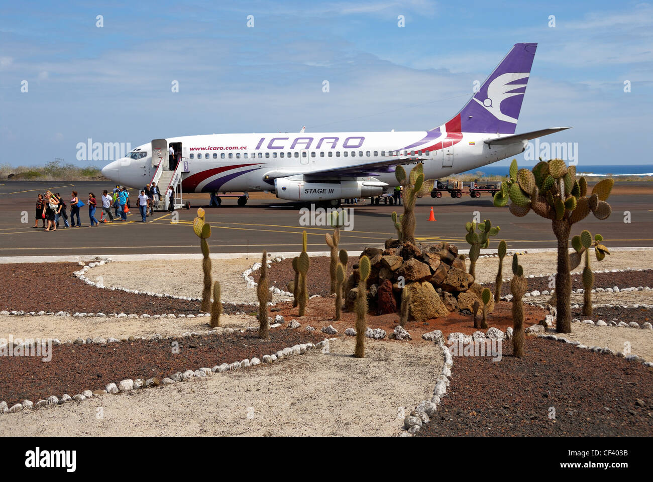 I passeggeri in partenza in aereo su asfalto, Aeroporto di San Cristobal Island, Isole Galapagos, Ecuador Foto Stock