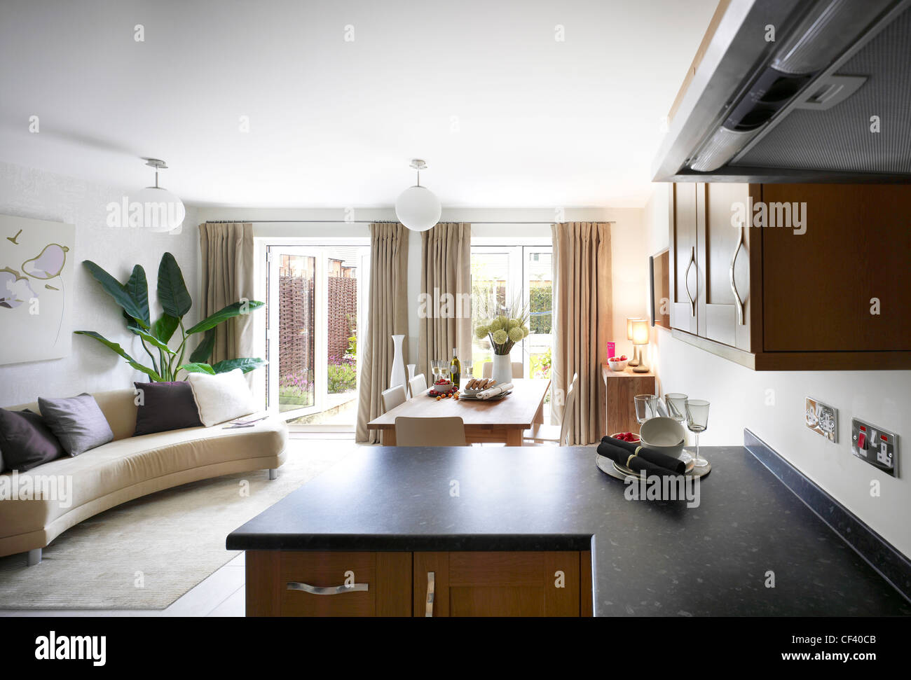 Vista in pianta e aperta della cucina, area pranzo e salotto Foto Stock