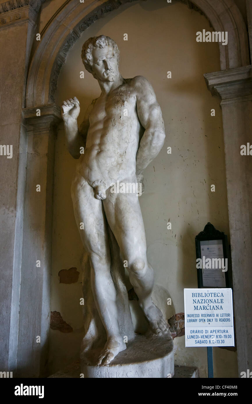 Una delle due statue decorare l'ingresso della Biblioteca Marciana - Venezia, Venezia, Italia e Europa Foto Stock