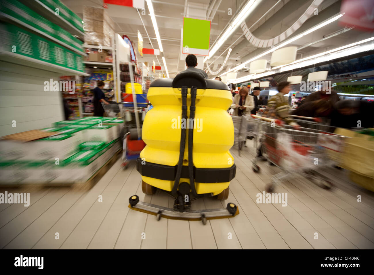 Motion Blur di giallo pulire la macchina al centro di trading floor nel supermercato Foto Stock