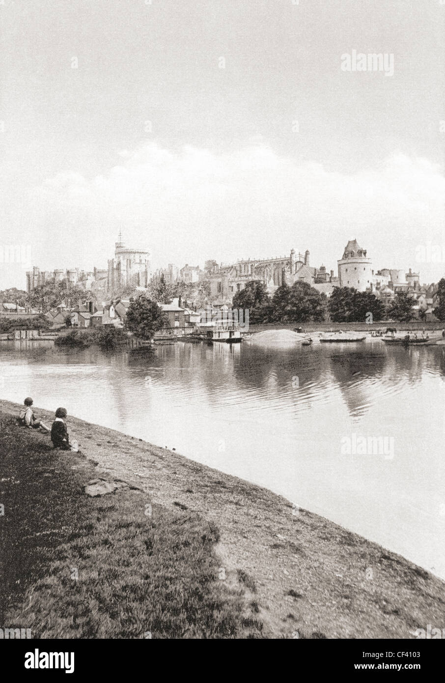 Il Castello di Windsor, Londra, Inghilterra visto dal fiume Tamigi nel tardo XIX secolo. Foto Stock
